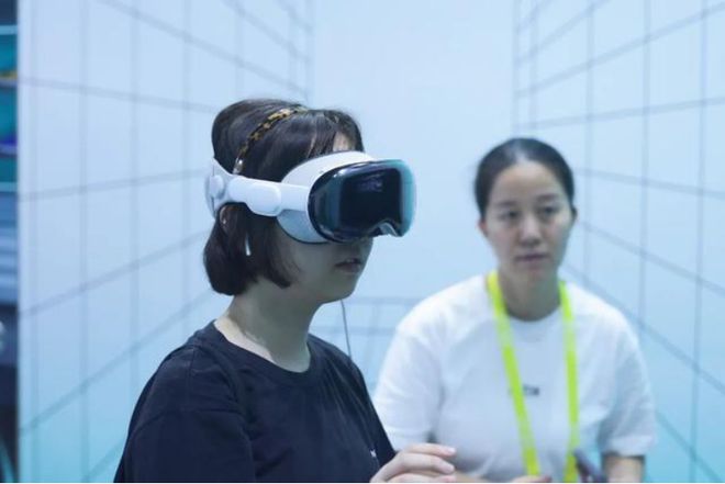 得物App3D博物館驚艷兩博會(huì)科技助力沉浸式購物新體驗(yàn)(圖2)