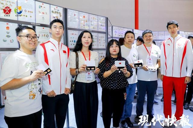 星空體育網站：展出徽章萬余枚！2024中國國家隊“冰與火的澎湃”徽章展在蘇州舉辦(圖3)